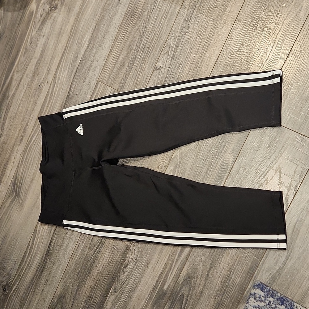 EUC Adidas Women's sz M 3/4 Jogging Pants